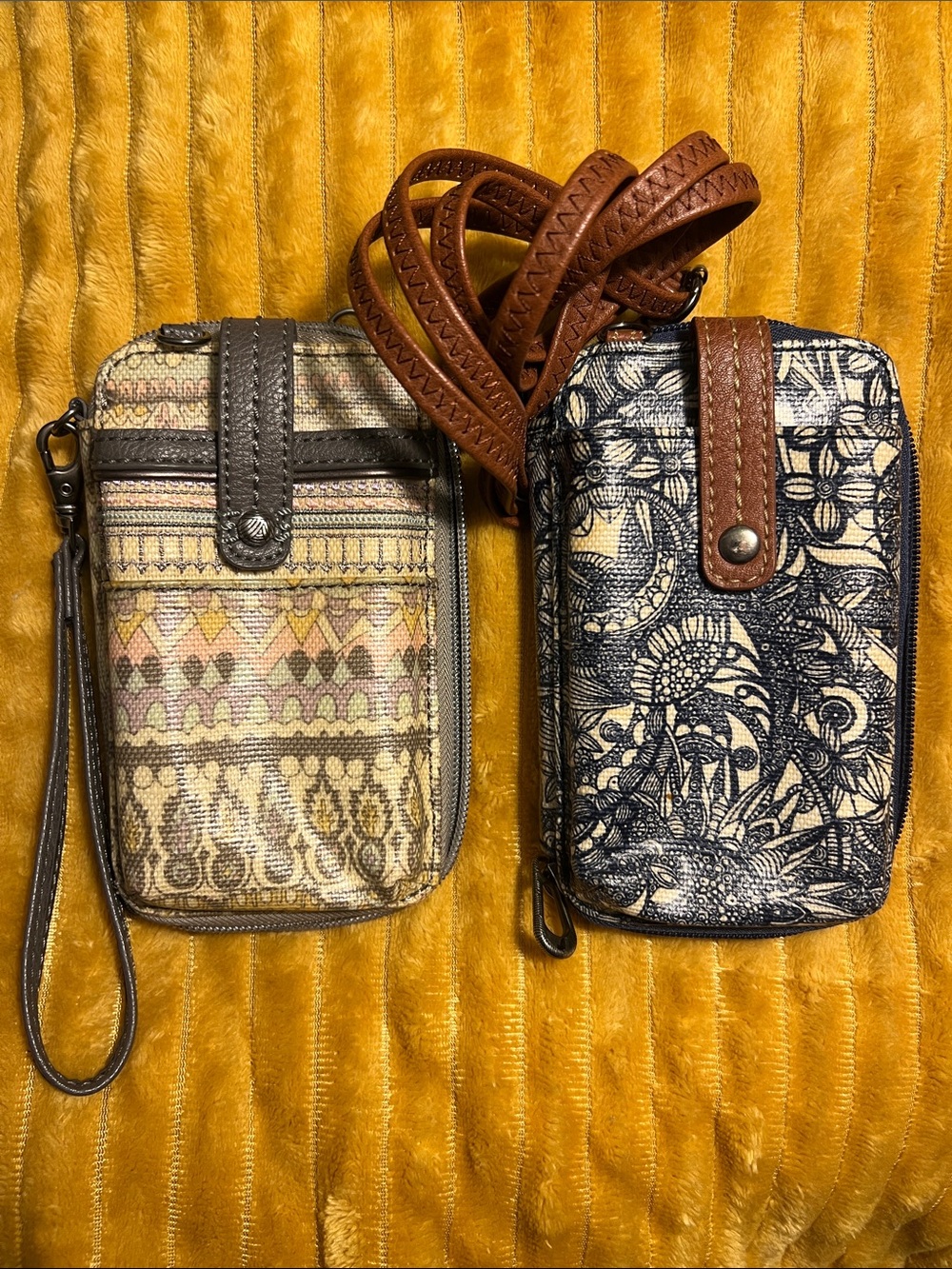 sakroots Artist Circle Smartphone Crossbody Blue & Multicolor